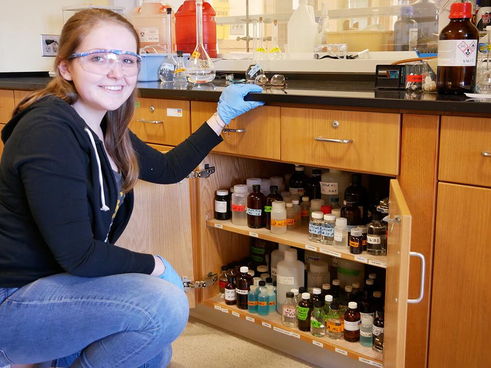 Photo of ElmSTEM scholar April Thresher in the 化学 实验室.